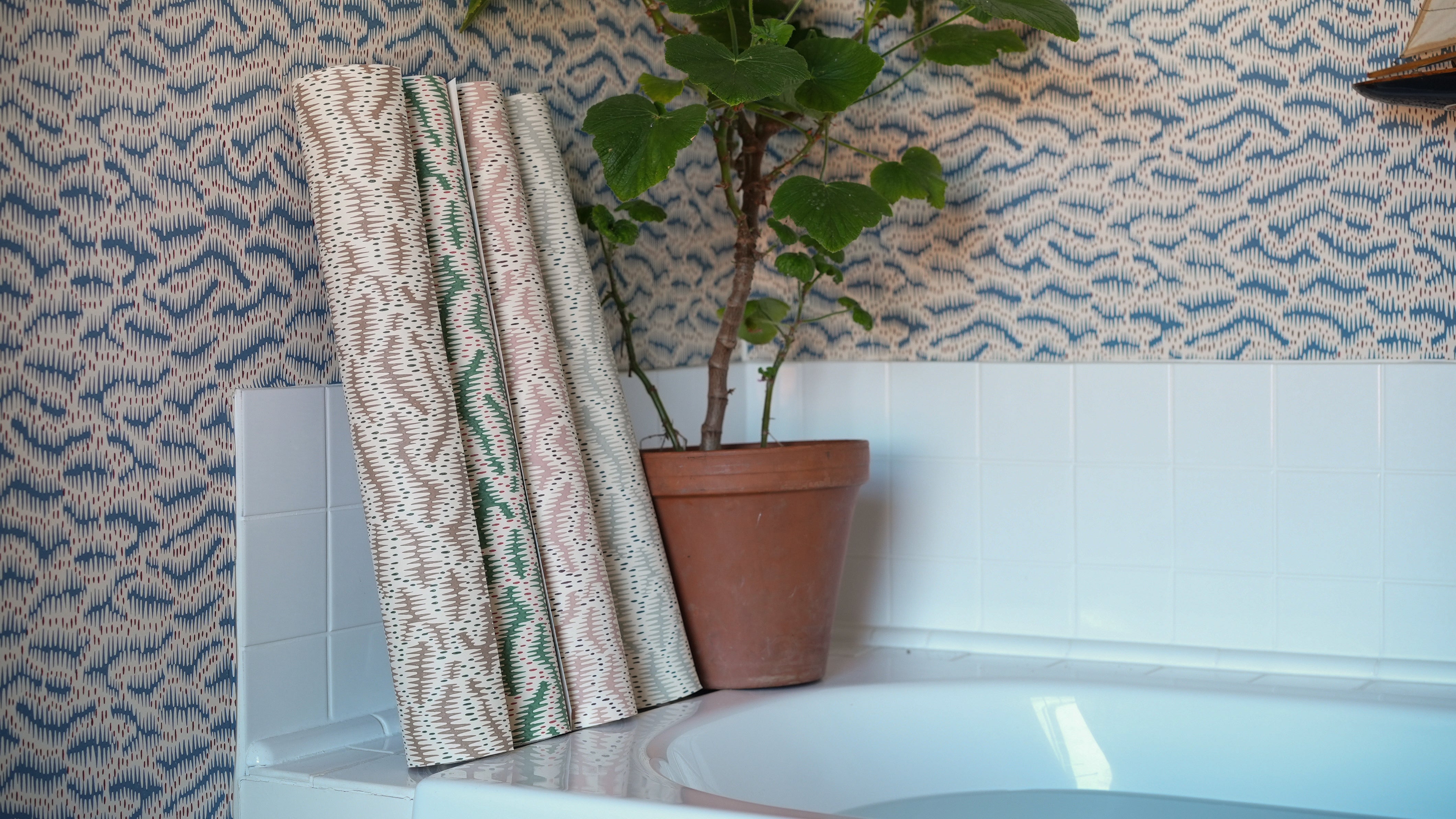 Daphne's Feathers Emerald Wallpaper
