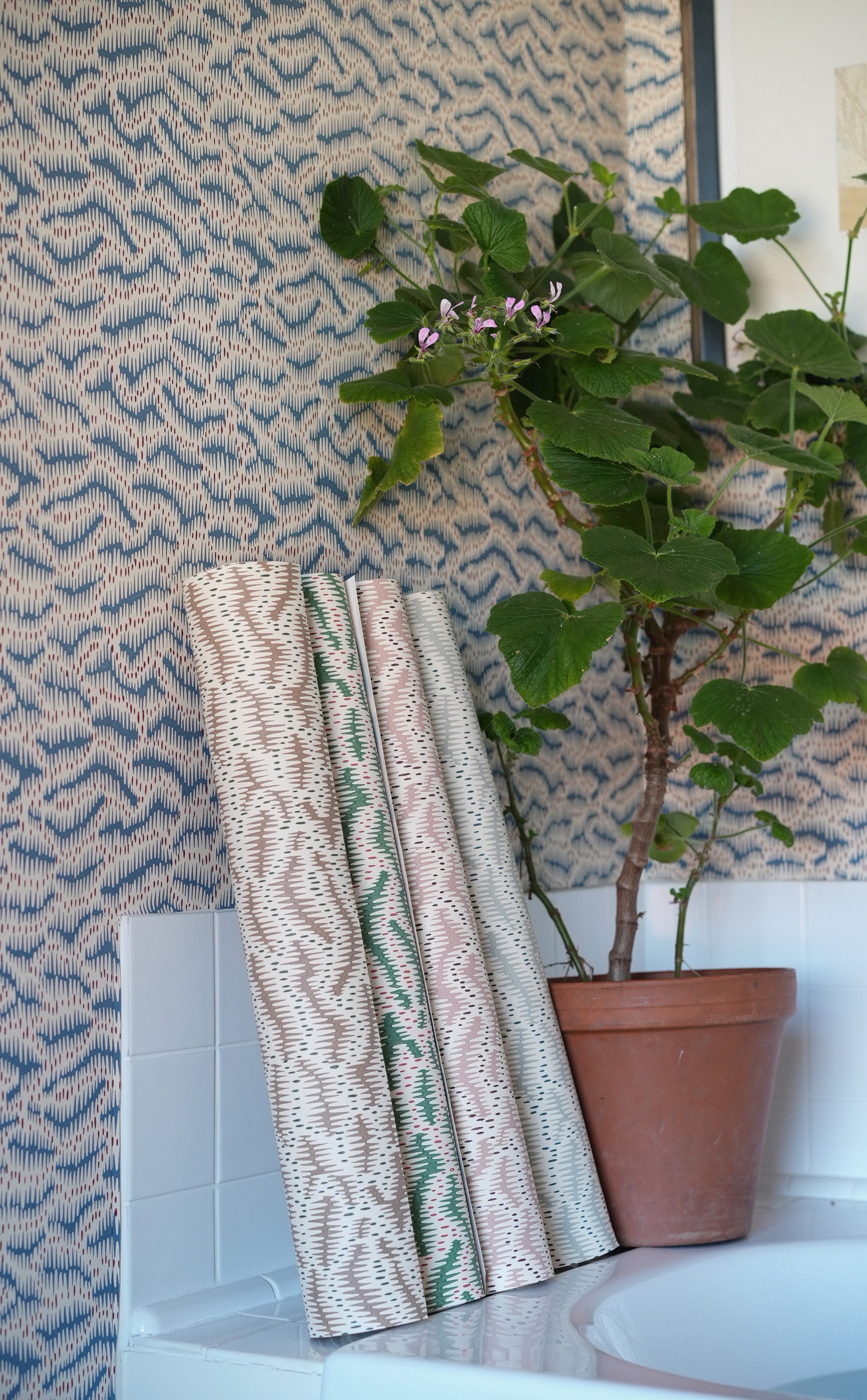 Daphne's Feathers Rose Wallpaper