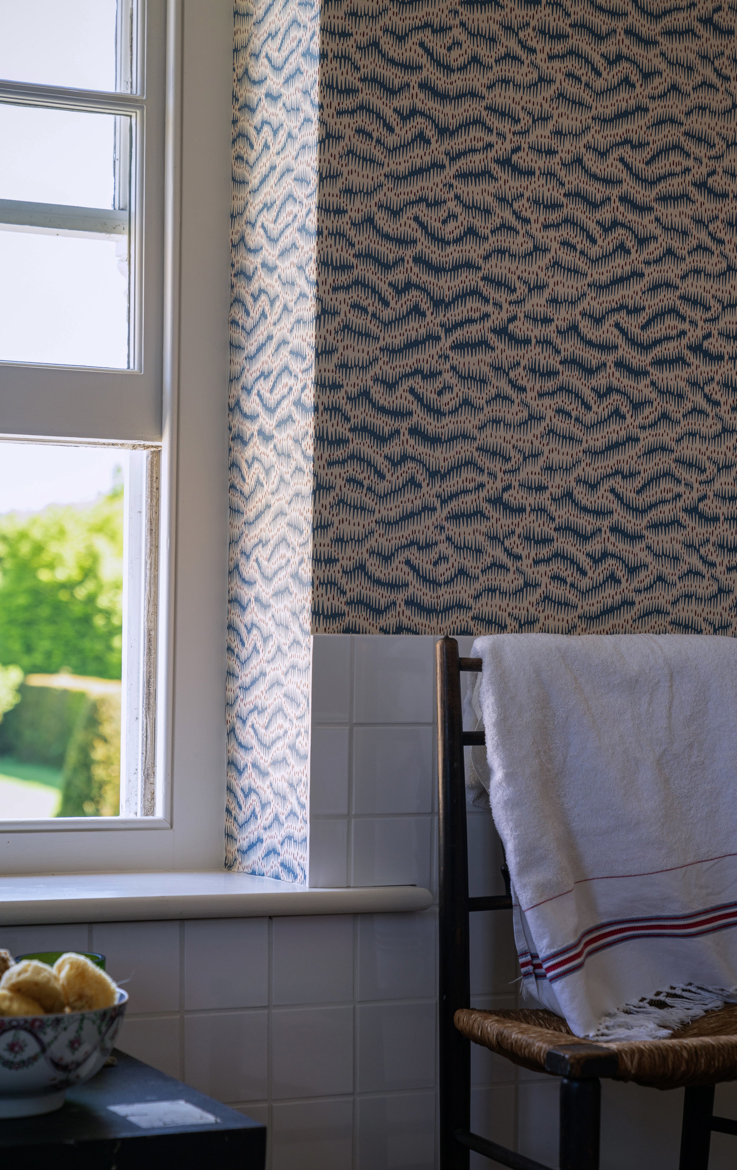 Daphne's Feathers Indigo Wallpaper