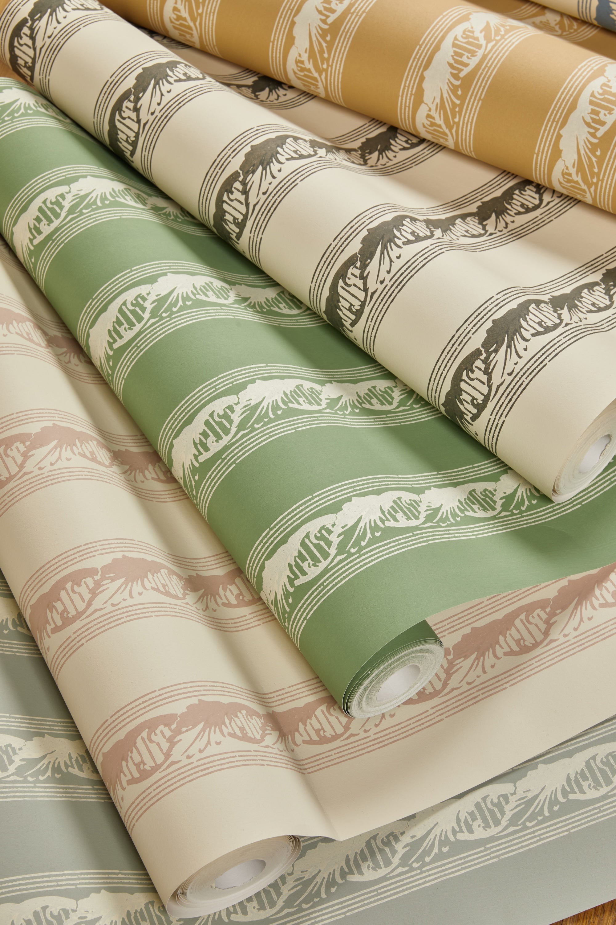 Palantine Stripe Grande Powder On Crema Wallpaper